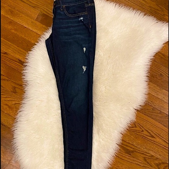 🆕🔥HOLLISTER VERY CUTE SKINNY DARK DENIM JEANS/FACTORY DISTRESSED WELL FITTED - Picture 2 of 4